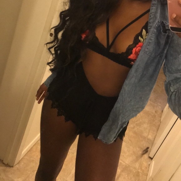 Black bralette with roses - Picture 3 of 3